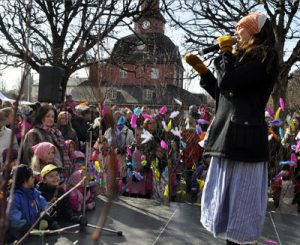 Se llama påskkärringar al disfraz de de bruja que llevan los niños