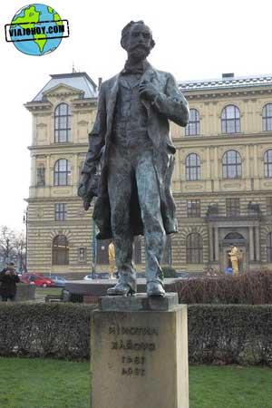 estatua-Rudolfinum-praga-viajohoy